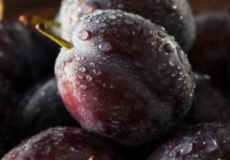 Fruta morada rica en antioxidantes